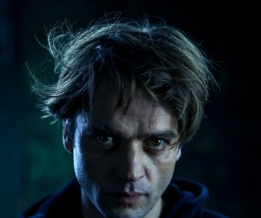 Absolutnie fantastyczna historia wzbogacona o wątek podróżowania w czasie, rodem z pamiętnych filmów Juliusza Machulskiego: "Seksmisja" oraz "Ile waży koń trojański?". Scenariusz "Człowieka z magicznym pudełkiem" otrzymał specjalne wyróżnienie w prestiżowym konkursie ScripTeast im. Krzysztofa Kieślowskiego w Cannes.