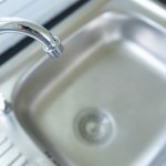 Absolutnie nie wolno tego wylewać do zlewu. Nie każda gospodyni o tym wie