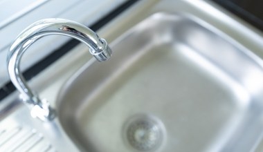 Absolutnie nie wolno tego wylewać do zlewu. Nie każda gospodyni o tym wie