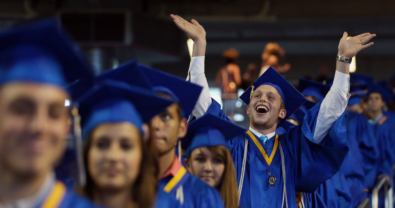 Absolwenci amerykańskich uniwersytetów nie tylko lepiej zarabiają, ale i dłużej żyją /Getty Images/Flash Press Media