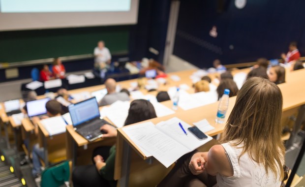 Absolwenci tych kierunków studiów zarabiają najlepiej