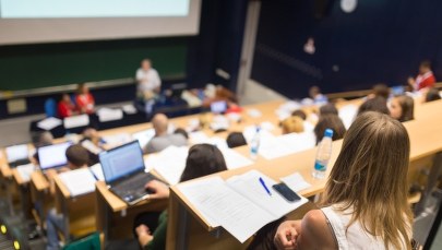 Absolwenci tych kierunków studiów zarabiają najlepiej
