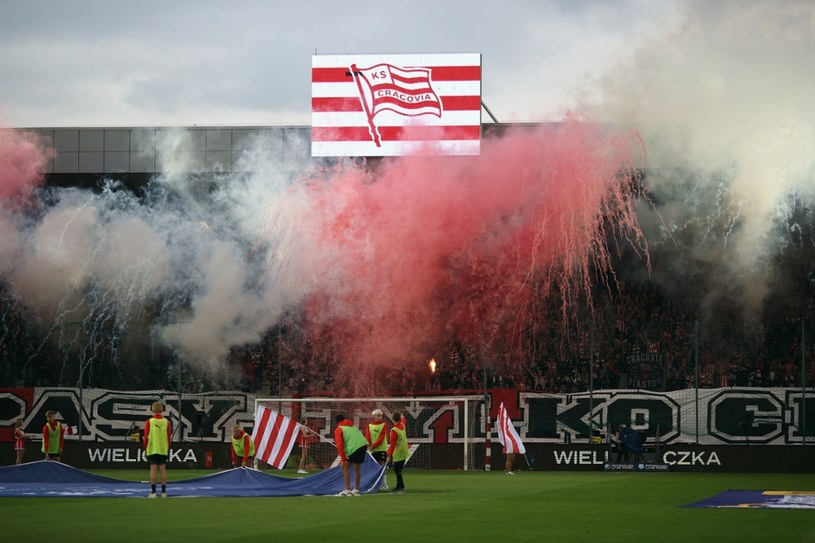 Abstrakcyjne sceny podczas meczu Ekstraklasy. Kibice zaczęli ganiać się po dachu stadionu [WIDEO]
