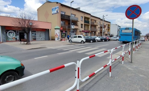 Absurd drogowy w Kłobucku. Ustawili barierki i zablokowali pasy