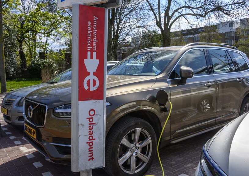 Absurd. W Holandii samochód elektryczny opłaca się ładować tylko na publicznych stacjach, gdzie prąd jest dotowany /Getty Images
