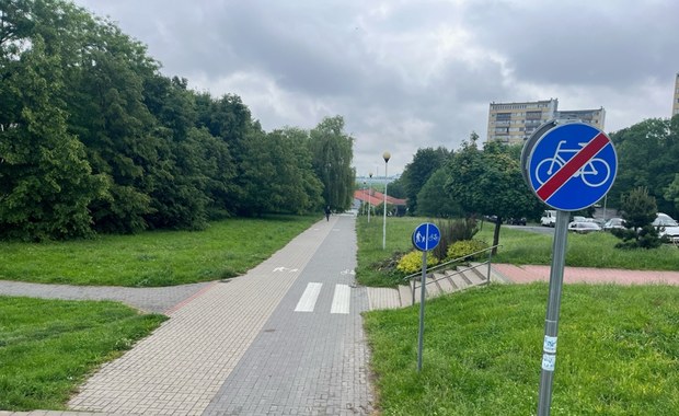Absurd w Lublinie. Schody na drodze dla rowerów