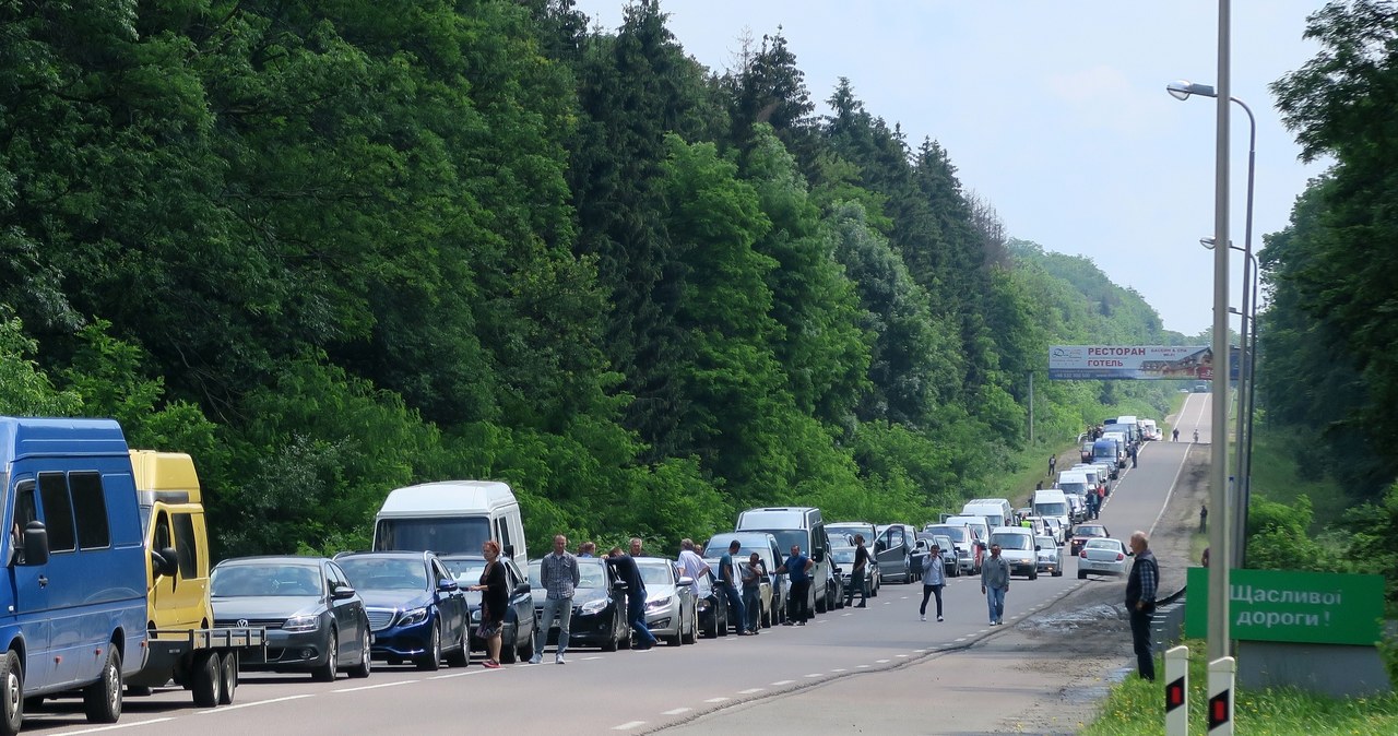 Absurdalne ukraińskie przepisy przyczyniają się do kolejek na przejściach /Tomasz Kawka /East News