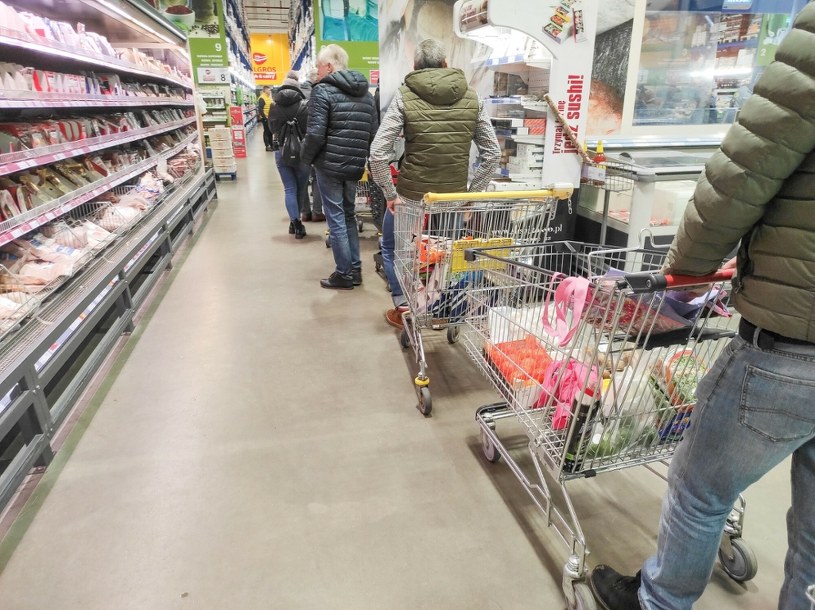Absurdalny trend w sklepach. W kolejce przy kasie padają mocne słowa