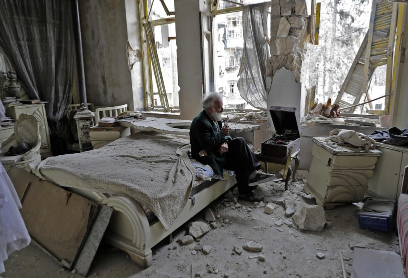 Abu Omar w swoim zrujnowanym mieszkaniu /AFP