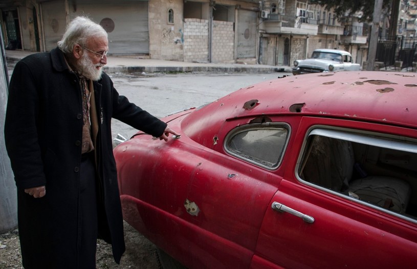 Abu Omar z przykrością patrzy, jak wojna odciska piętno na jego kolekcji samochodów /AFP