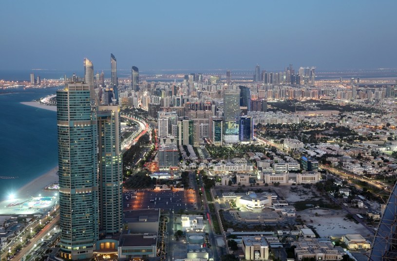 Abu Zabi, emirat należący do najbogatszej rodziny świata. Na zdjęciu panorama miasta /123RF/PICSEL