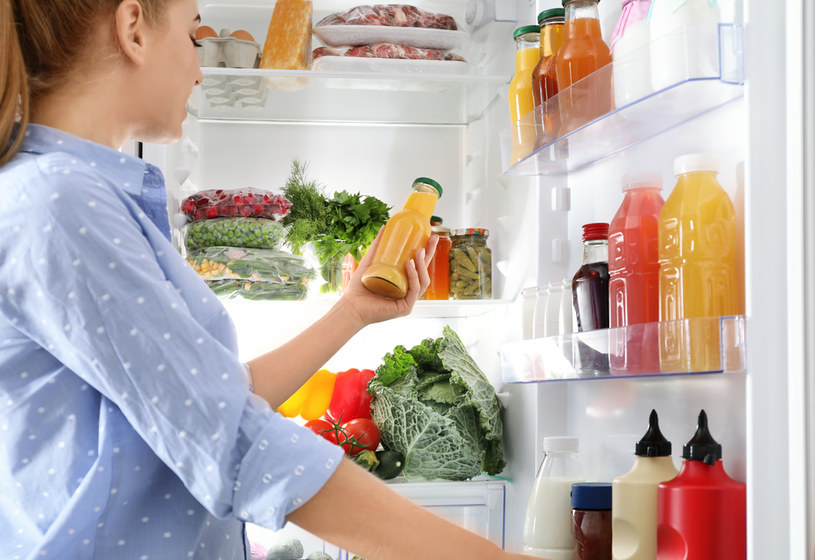 Aby jedzenie zachowało świeżość, przechowuj je w lodówce w odpowiedni sposób /123RF/PICSEL