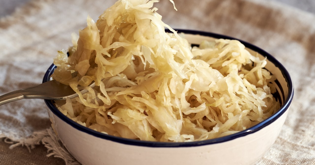 Aby kapusta kiszona miała idealny smak nie możesz przesadzić z ilością soli. Ile przyprawy dodać? Oto najlepsza ilość /123RF/PICSEL
