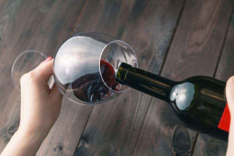 Aby ocenić jakość wina, nie należy zbytnio skupiać się na przedniej etykiecie, bo to nie gustowna butelka wpływa na cenę wina /123RF/PICSEL