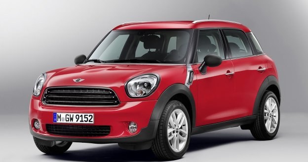 Aby odróżnić Mini Countryman sprzed i po faceliftingu, trzeba zajrzeć do wnętrza auta. /Mini