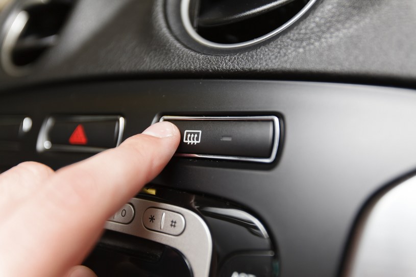 Aby ogrzać lusterka w samochodzie należy uruchomić nawiew tylnej szyby /123RF/PICSEL