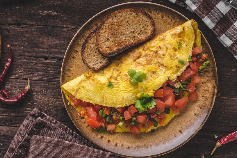 Aby omlet był bardziej puszysty, można oddzielić żółtka od białek, wymieszać żółtka z łyżką wody lub mleka i na końcu połączyć z ubitymi  na sztywno białkami /123RF/PICSEL