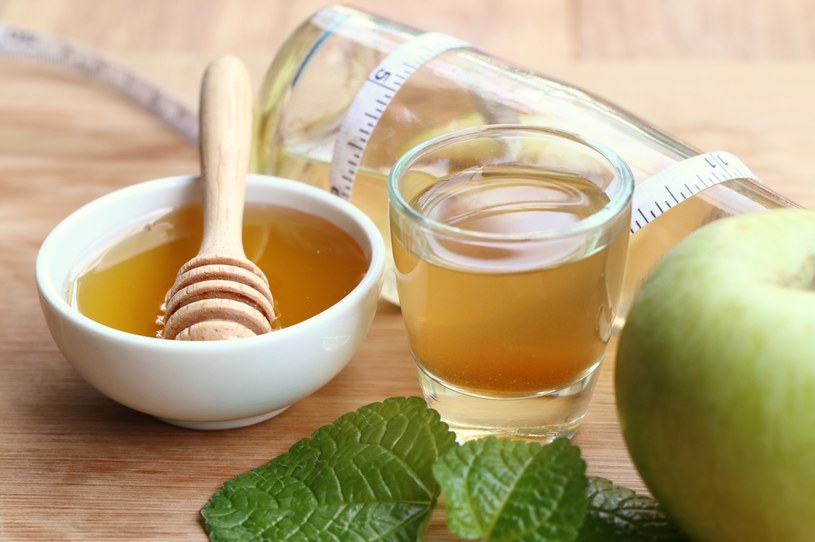 Aby osiągnąć lepsze efekty picia octu jabłkowego, do napoju można dodać miód, cynamon czy pieprz cayenne. /123RF/PICSEL