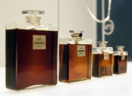 Aby poczuć się piękną i bogatą, wystarczy przecież kilka kropel bardzo dobrych perfum... /AFP