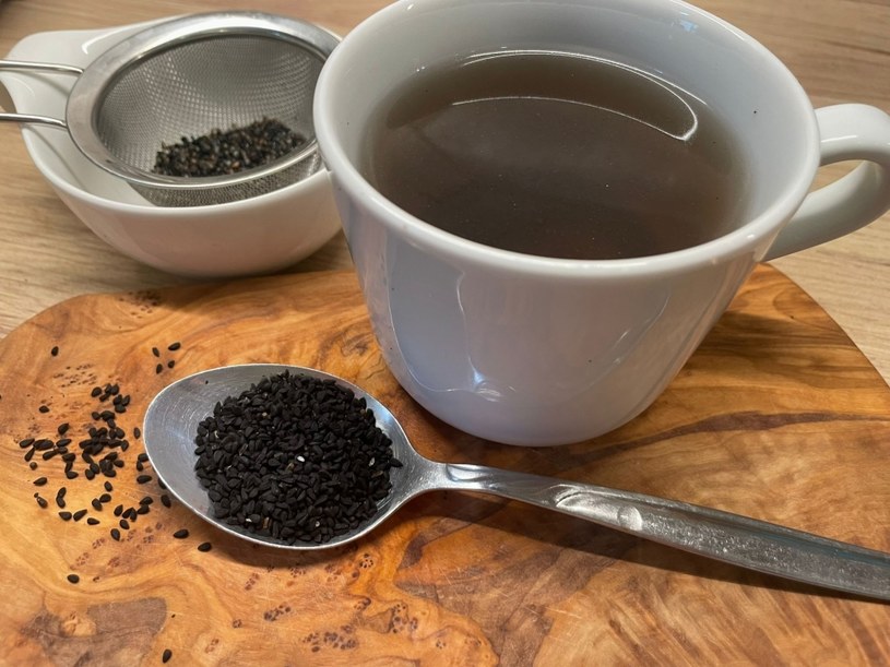 Aby przygotować napar z czarnuszki, wystarczy zmielić łyżeczkę jej nasion w młynku do kawy, a następnie zaparzyć w szklance /Karolina Dudek /INTERIA.PL