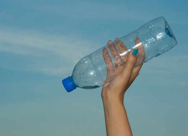 Aby twój organizm był latem dobrze nawodniony, powinnaś wypijać dziennie 2-3 litry wody. /123RF/PICSEL