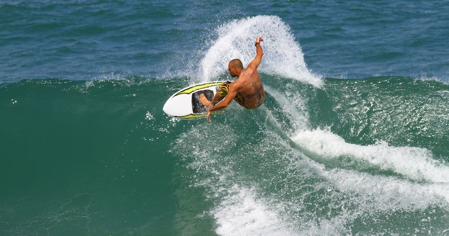 Aby uprawiać surfing wcale nie trzeba być atletą /123RF/PICSEL