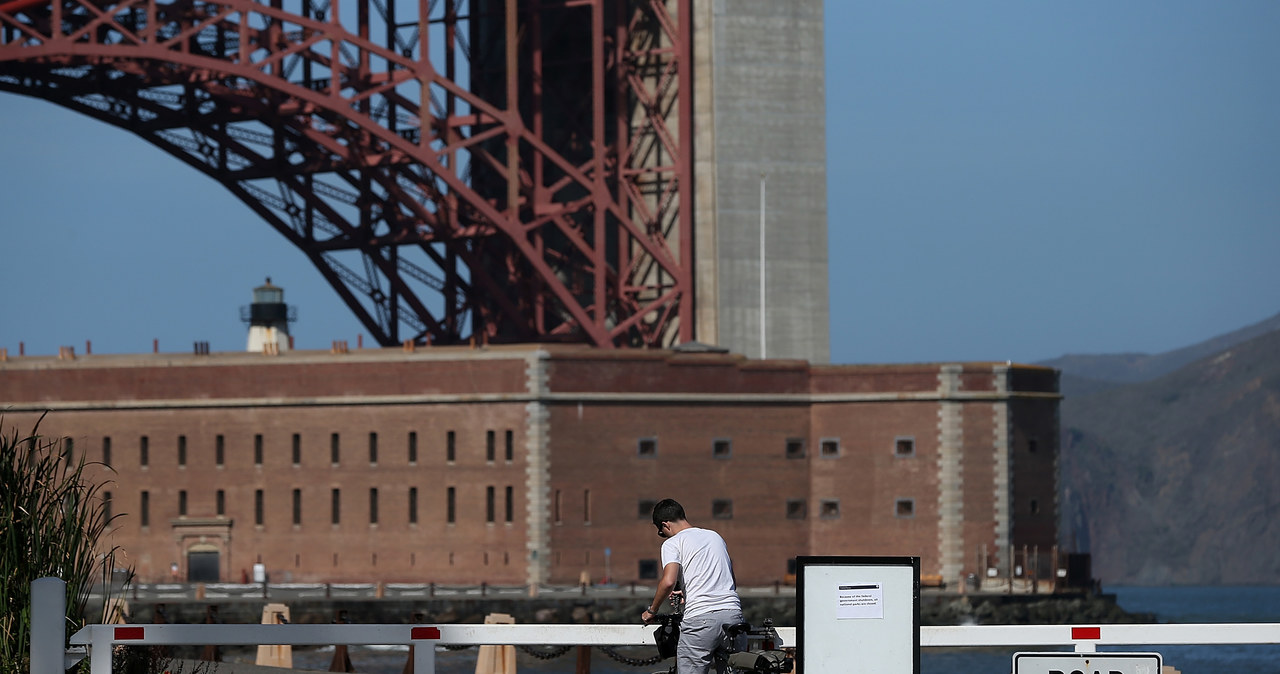 Aby wzmocnić południowy przyczółek Golden Gate Bridge, a zarazem nie musieć burzyć historycznej twierdzy Fort Point, inżynierowie skonstruowali stumetrowy stalowy most kratownicowy. Wyposażony jest on w rozciągliwe elementy łączące oraz energochłonne płyty, dzięki czemu w czasie trzęsień ziemi i orkanów filary zachowują elastyczność.