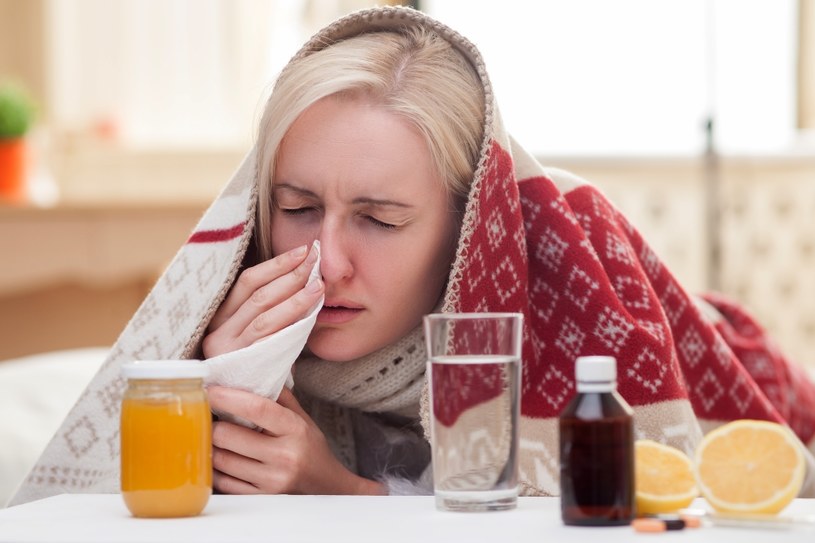 Aby zabezpieczyć się przed grypą, warto wzmocnić swój system odpornościowy /123RF/PICSEL