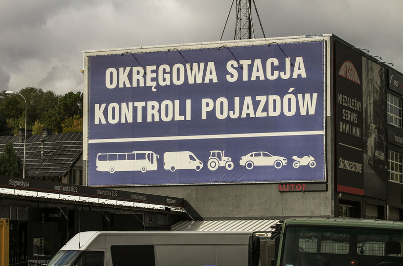 Aby zarejestrować pojazd w Polsce, trzeba wykonać badanie techniczne w OSKP /Artur Szczepanski/REPORTER /East News