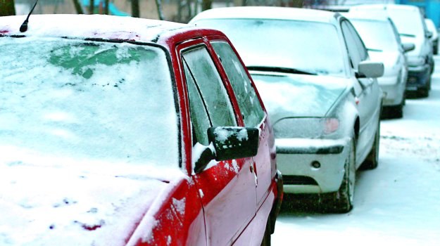 Aby zima jak najmniej dokuczała kierowcy, powinien przygotować do niej samochód. Przypominamy o czynnościach, które warto wykonać o tej porze roku. /Motor