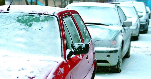 Aby zima jak najmniej dokuczała kierowcy, powinien przygotować do niej samochód. Przypominamy o czynnościach, które warto wykonać o tej porze roku. /Motor