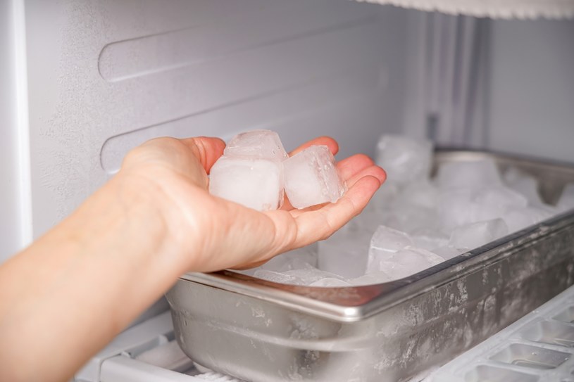Aby zrobić kostki lodu, zadbaj o higienę i czystość foremki /123RF/PICSEL