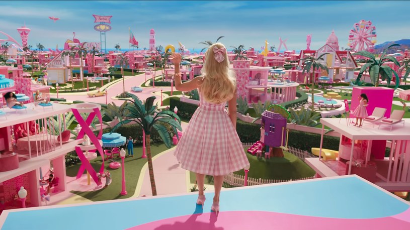 Aby zrobić ten plan oczyścili rynek z różowej farby /zrzut ekranu /Barbie | Main Trailer/Warner Bros. Pictures /YouTube