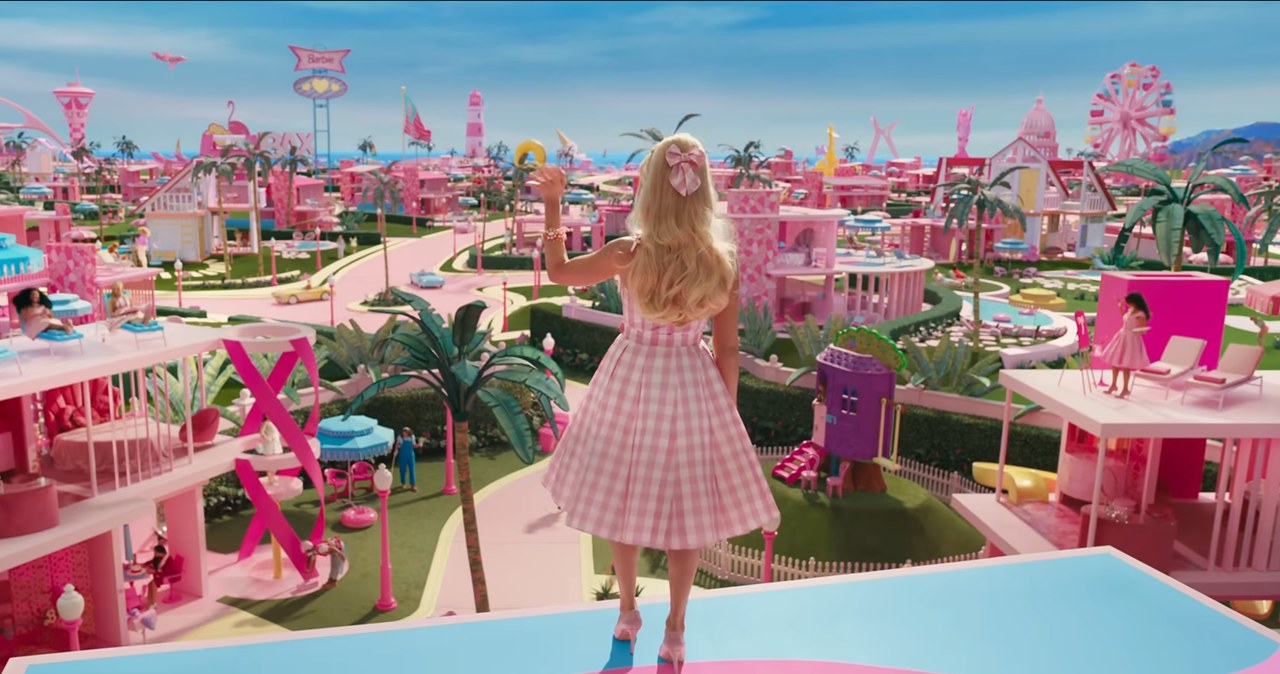 Aby zrobić ten plan oczyścili rynek z różowej farby /zrzut ekranu /Barbie | Main Trailer/Warner Bros. Pictures /YouTube