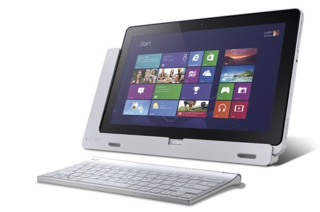 Acer Iconia Tab W700 ma specjalny stojak i zewnętrzną klawiaturę w zestawie /materiały prasowe