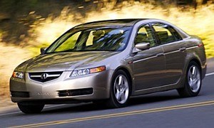 Acura TL z lat 2003-2008 była w USA drugim po BMW 3 najpopularniejszym modelem w klasie. /Acura