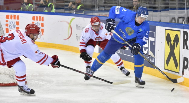 Adam Bagiński (L) i Maciej Urbanowicz (C) atakują Romana Savchenko (P) z Kazachstanu podczas hokejowych mistrzostw świata dywizji 1A w Krakowie /PAP/Jacek Bednarczyk /PAP