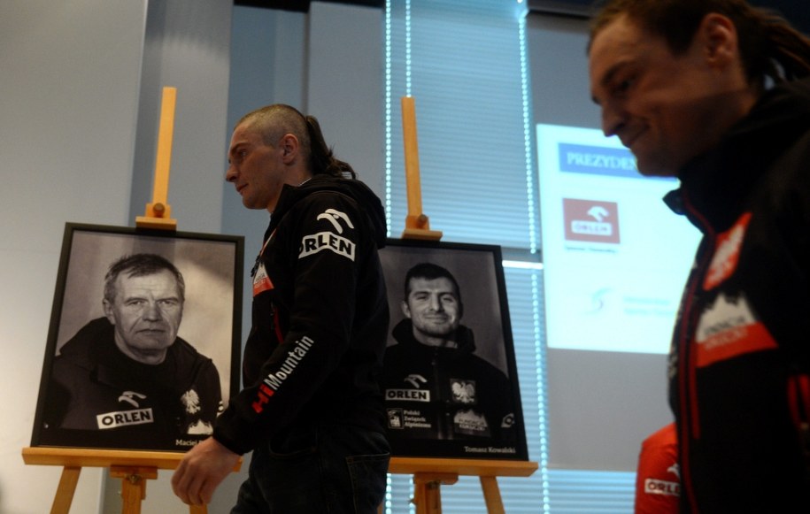 Adam Bielecki (P) i Artur Małek (L) podczas marcowej konferencji prasowej uczestników wyprawy zimowej PZA na Broad Peak /Bartłomiej Zborowski /PAP