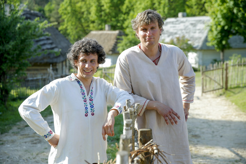 Adam Bobik (Pawlak) i Karol Dziuba (Kargul) na planie prequela "Samych swoich" /Podlewski /AKPA