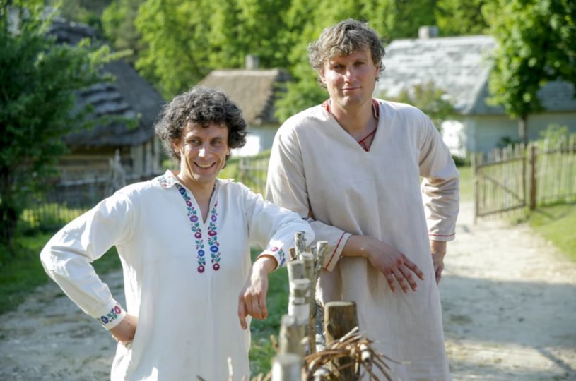 Adam Bobik (Pawlak) i Karol Dziuba (Kargul) na planie prequela "Samych swoich" /Artur Podlewski /AKPA
