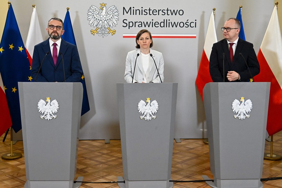 Adam Bodnar (P), Zuzanna Rudzińska-Bluszcz (C) i Piotr Krasiński podczas konferencji prasowej /Radek Pietruszka /PAP