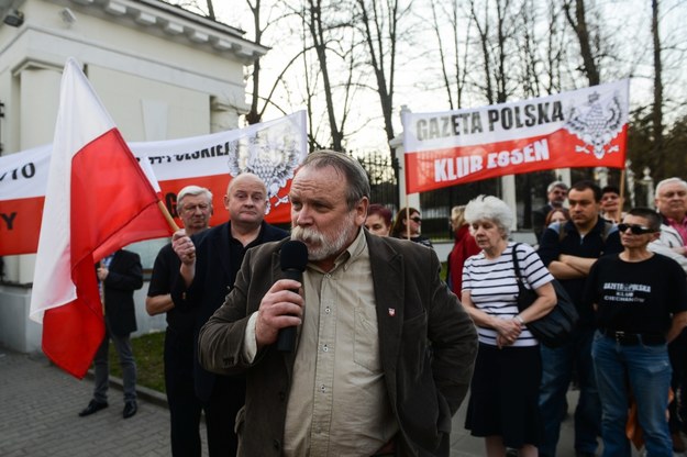 Adam Borowski  przed ambasadą /Jakub Kamiński   /PAP