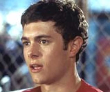 Adam Brody u boku Lary Croft