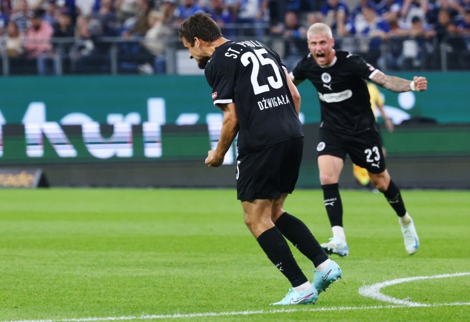 Adam Dźwigała cieszy się z gola /HANNIBAL HANSCHKE /PAP/EPA