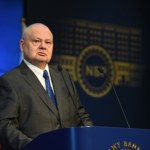 Adam Glapiński z najwyższą notą w karierze. Do bankowych liderów wciąż daleko