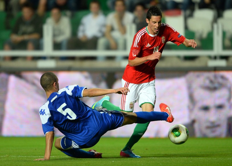 Adam Gyurcso (z prawej) w meczu Węgrów z Kuwejtem z czerwca 2013 roku. /AFP