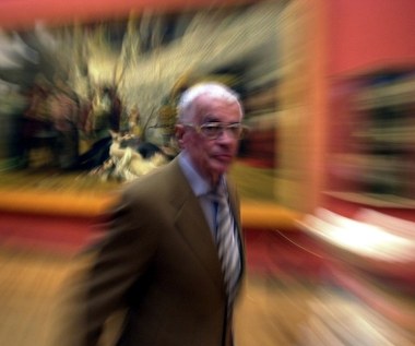 Adam Hanuszkiewicz był samoukiem. Nie ukończył, czego żałował, żadnej z artystycznych uczelni. "Na uniwersytetach bywałem wykładowcą, ale nigdy studentem. A uniwersytet człowiekowi jest potrzebny. Student najpierw dowiaduje się na wykładzie, o czym jest 'Balladyna', a później tak ją czyta, żeby mu się wszystko zgadzało z tym, co mówił profesor. Ja byłem sam" - mówił reżyser.

Za najważniejsze spektakle w swej karierze reżyserskiej sam Hanuszkiewicz uważał "Norwida" i "Wesele" w Teatrze Narodowym. Jak podkreślał w wywiadach prasowych, klasyczne teksty literatury dramatycznej "są najbardziej współczesną literaturą, ale teatr musi ten fakt swoimi przedstawieniami udowodnić".