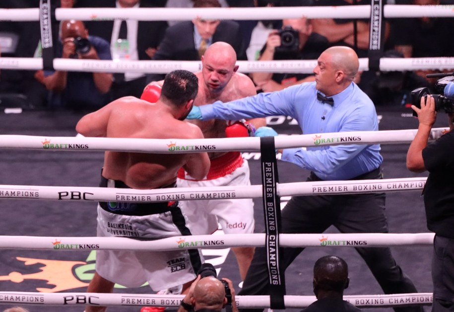 Adam Kownacki (C) i Turek Ali Demirezen (L) podczas walki bokserskiej, /Marcin Cholewiński /PAP