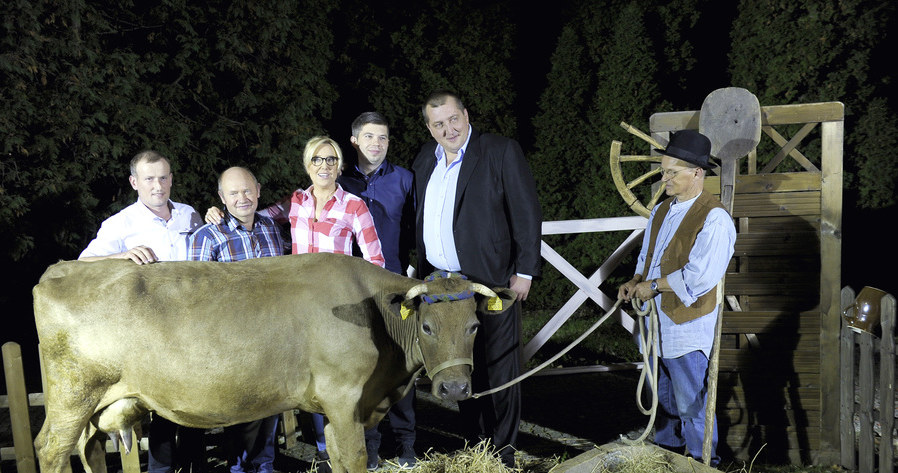 Adam Kraśko z innymi uczestnikami pierwszej edycji "Rolnik szuka żony" /Piętka Mieszko /AKPA