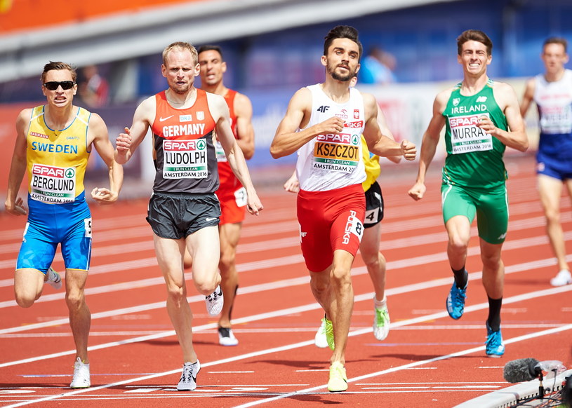 Adam Kszczot (C) w biegu kwalifikacyjnym na 800 m podczas lekkoatletycznych mistrzostw Europy na na Stadionie Olimpijskim w Amsterdamie /Adam Warżawa /PAP